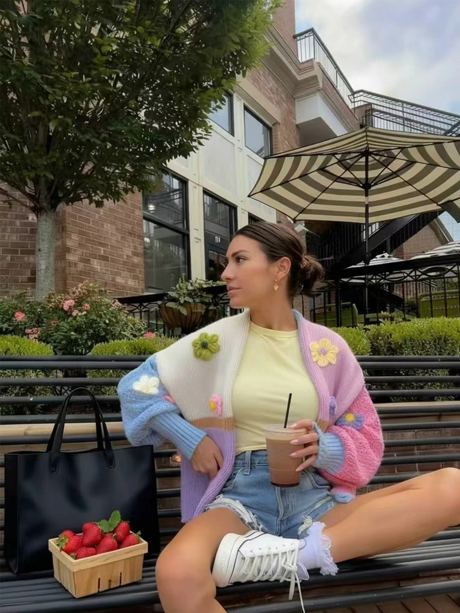 Pull Joy Knit pour femme, automne/hiver, à la mode et à la mode - Hauts basiques, doux et mignons, décontractés et polyvalents, cardigan tricoté main à motif floral coloré et contrasté, tenues de bureau pour femme, hauts pour les sorties, les fêtes, Noël et le Nouvel An.