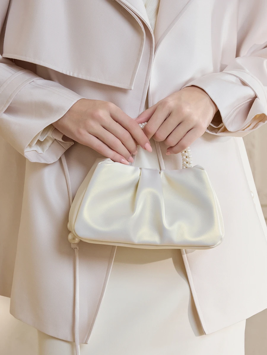 Clariva Bolso pequeño con pliegues, decorado con perlas falsas y asa superior. Bolso bandolera bordado vintage con marco. Bolso de mano tipo clutch retro para cena formal. Bolso de hombro para boda, fiesta y baile de graduación. Bolso de negocios y casual elegante para mujer, perfecto para oficina, trabajo y regalo de Navidad. - Blanco - Ver 1