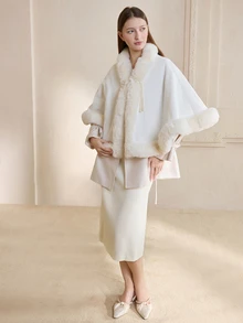 Clariva 一件复古纯色披肩斗篷外套，配有仿珍珠纽扣和毛绒饰边，加厚保暖内衬，适合搭配旗袍、晚礼服，是春、秋、冬三季的百搭外套，也是圣诞节的理想礼物。 - A - 查看 5