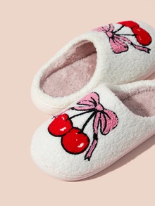 Hatastic 女士冬季保暖刺绣可爱水果樱桃蝴蝶结图案厚底毛绒拖鞋，节日礼物音乐节礼品 - 紅色 - 查看 2