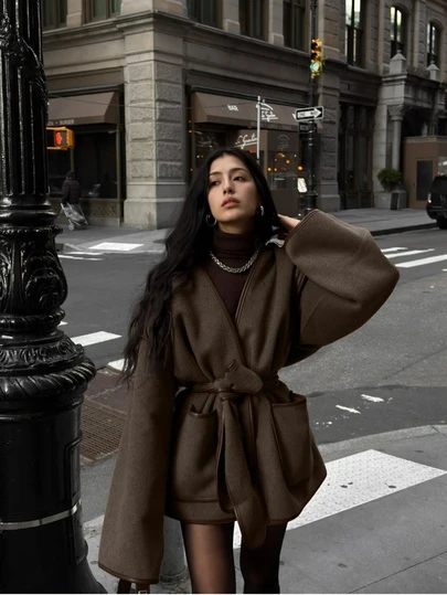 2025秋冬欧美风女式优雅休闲深V撞色皮带蝴蝶结前袋落肩长袖中长款大衣，适合日常休闲、派对、度假、机场、旅行、约会、通勤等场合。