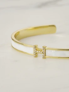 Clariva 1件装不锈钢时尚优雅字母开口手镯，奢华通勤手镯，时尚新款女士珠宝圣诞礼物 - 金黃色 - 查看 2