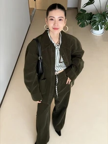 2件套女士圣诞休闲灯芯绒套装，2025秋季新款纯色灯芯绒宽松口袋衬衫和休闲裤套装 - 墨綠色 - 查看 2