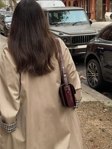 2026春夏新款女士法式Niche卡其色长款风衣，插肩袖翻领撞色格纹单排扣轻薄外套，无内衬带口袋，优雅女士衬衫