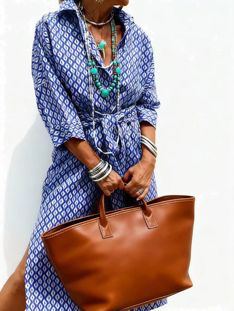 Đầm sơ mi tay ngắn dáng rộng kẻ sọc cỡ lớn dành cho nữ, kiểu dáng thường ngày có vai rớt, thắt lưng, xẻ tà, phù hợp cho công sở, du lịch mùa xuân/thu. - Màu xanh lam - Xem 1