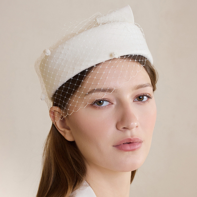 1 pezzo Elegante cappello fascinatore in stile britannico da hostess di volo con fiocco in maglia di lana, per outfit da donna, cappello bianco delica