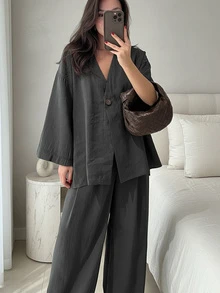 Bộ đồ nữ thanh lịch 2 món, áo tay dài cổ chữ V sâu có túi, quần ống rộng cạp chun, vạt trước ngắn vạt sau dài, trang phục thường ngày mỏng nhẹ, thoải mái, phù hợp cho mọi mùa xuân. - Màu xám đen - Xem 1