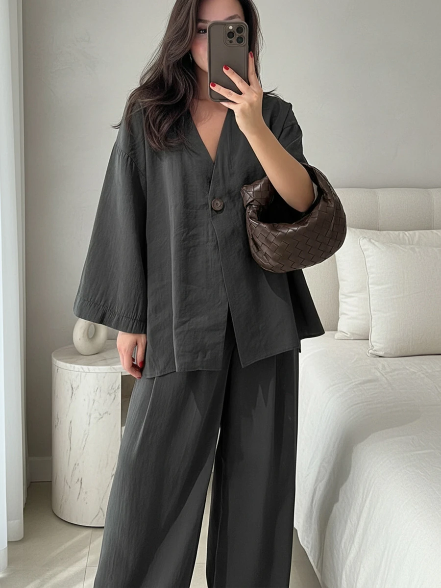 Bộ đồ nữ thanh lịch 2 món, áo tay dài cổ chữ V sâu có túi, quần ống rộng cạp chun, vạt trước ngắn vạt sau dài, trang phục thường ngày mỏng nhẹ, thoải mái, phù hợp cho mọi mùa xuân. - Màu xám đen - Xem 1