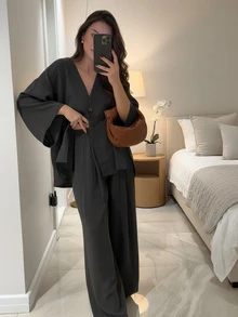 Bộ đồ nữ thanh lịch 2 món, áo tay dài cổ chữ V sâu có túi, quần ống rộng cạp chun, vạt trước ngắn vạt sau dài, trang phục thường ngày mỏng nhẹ, thoải mái, phù hợp cho mọi mùa xuân. - Màu xám đen - Xem 2