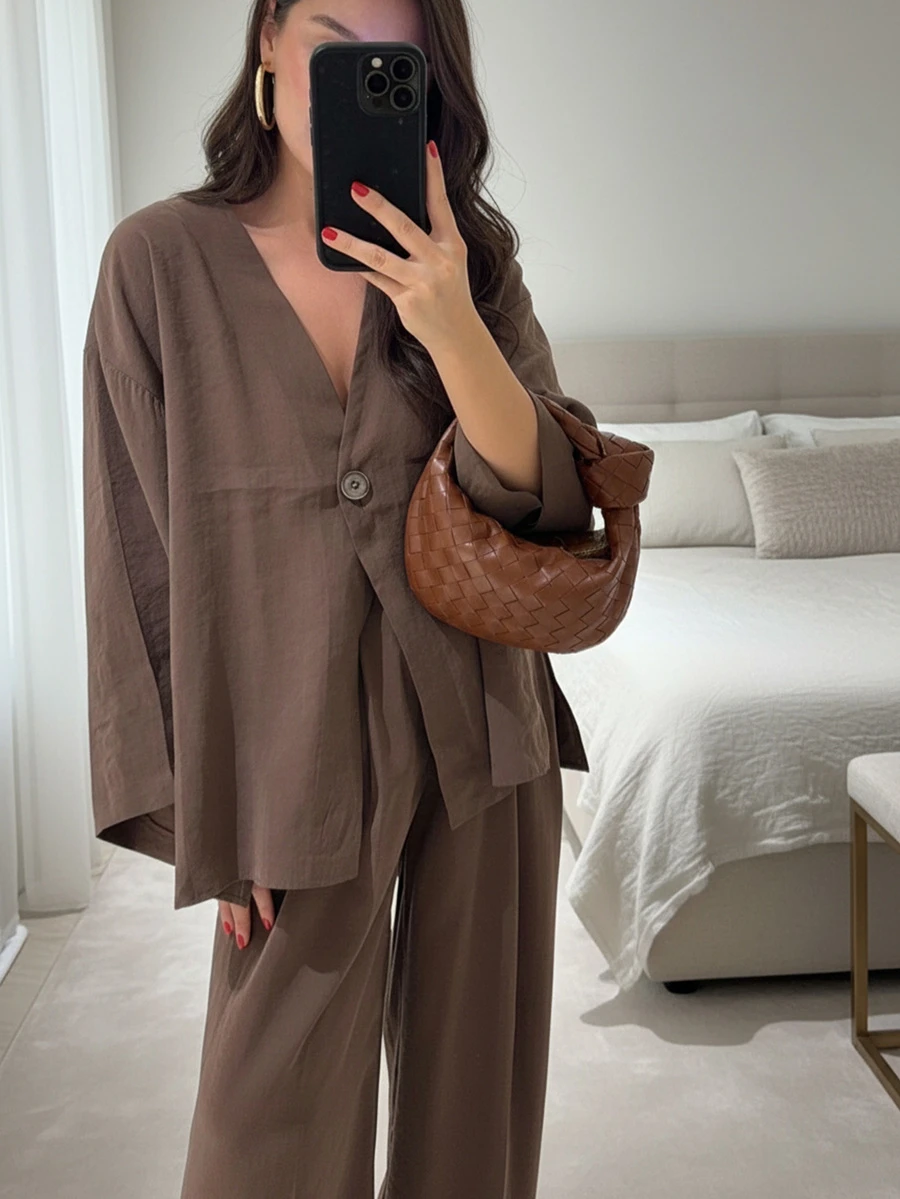 Bộ đồ hè thanh lịch dành cho nữ, gồm áo tay dài cổ chữ V sâu và quần cạp cao có túi, thiết kế vạt áo bất đối xứng. - Màu nâu Sô-cô-la - Xem 1