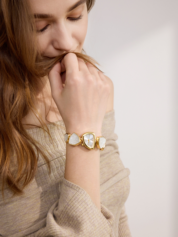 Clariva 1pc Women's Gold Alloy Asymmetrical Bracelet Watch, Fashion Arabic Numeral Dial, Quartz Movement, Adjustable Strap, Suitable For Daily Decoration And Holiday Gifts Gifts