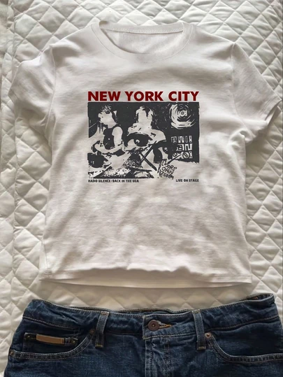 女士修身款 Y2K 短款圆领 T 恤，带有纽约市乐队图案，短款上衣