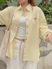 女士时尚黄色涤纶衬衫，立领，落肩设计，饰有可爱蝴蝶结刺绣