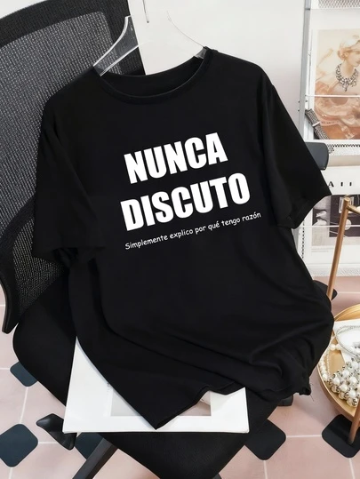 Camiseta gráfica con eslogan español de verano para mujer, uso diario casual y cómodo en color negro