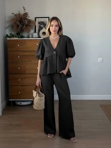 2 件套女士休闲优雅服装，包括泡泡灯笼袖 V 领上衣和松紧腰口袋裤，轻薄透明面料，适合晚间约会、海滩、婚礼、花园、街头