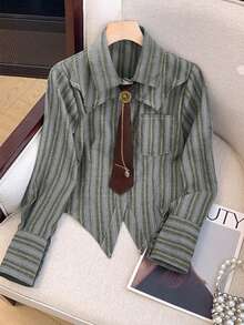 Bluzka damska w dużym rozmiarze/koszula w paski z asymetrycznym dołem i wiązaniem pod szyją: łączy w sobie styl vintage, western, retro i casual, dzięki czemu doskonale nadaje się dla modnych kobiet do noszenia na co dzień i na randki, a także na powrót do szkoły i imprezy na uczelni. Jest to element garderoby dla kobiet o większych rozmiarach.