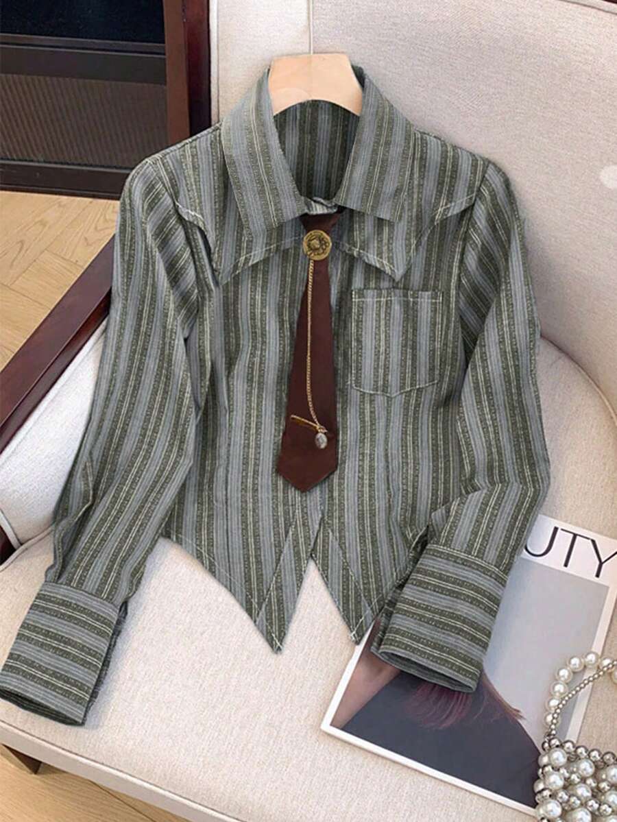 Bluzka damska w dużym rozmiarze/koszula w paski z asymetrycznym dołem i wiązaniem pod szyją: łączy w sobie styl vintage, western, retro i casual, dzięki czemu doskonale nadaje się dla modnych kobiet do noszenia na co dzień i na randki, a także na powrót do szkoły i imprezy na uczelni. Jest to element garderoby dla kobiet o większych rozmiarach.