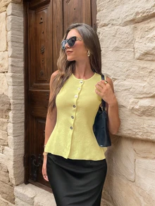 FOR BEAUTY Spring & Summer New Round Neck Button Minimalist Chic Urban Modern Knit Top, Cream Yellow, Commuter Style Graduation Top, New Year Casual - Garcinia - View 3