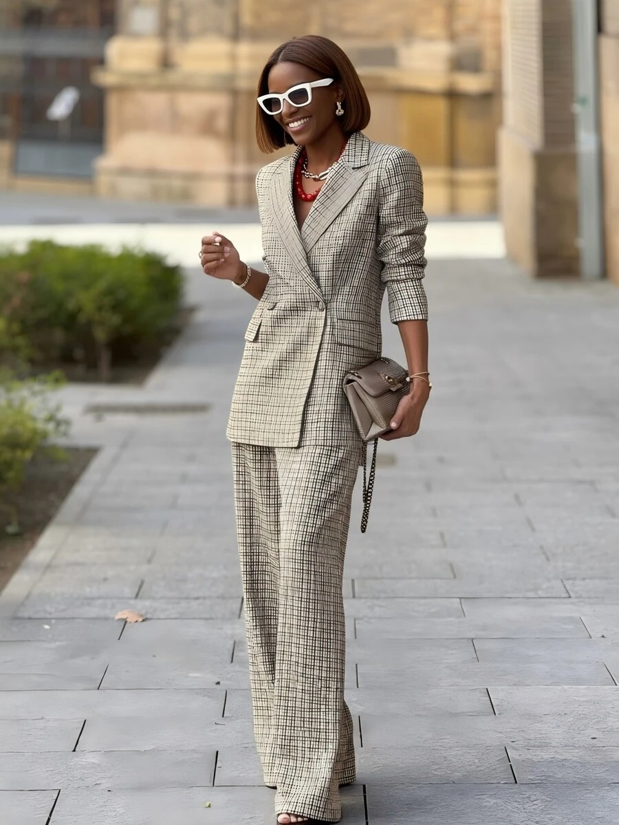 This Is A Retro Checkered Women's Suit Jacket With A European And American Style. It Is Loose And Slimming, A Versatile And Casual Choice For Work And Commuting. Made Of Woven Fabric, It Is Simple And Neat, A Must-Have For Daily Use At Home And In The Office All Year Round