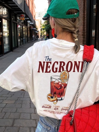 Vit, avslappnad t-shirt med rund hals och kort ärm för kvinnor, moderiktig och mångsidig