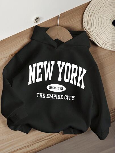 一件少女休闲印花套头卫衣，保暖内衬，适合上学、休闲、秋冬季穿着。