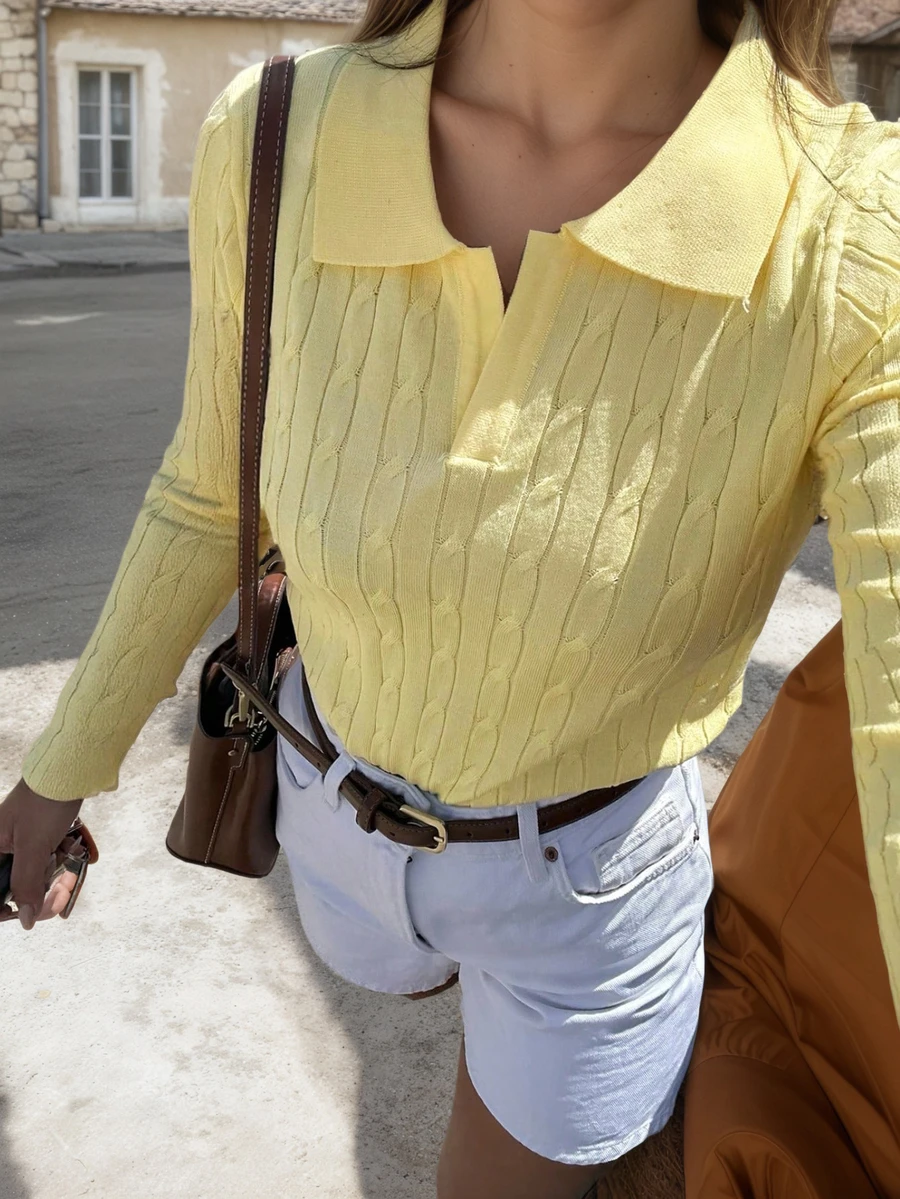 扭结细节 Polo 领长袖黄色针织上衣，简约时尚休闲日常穿着
