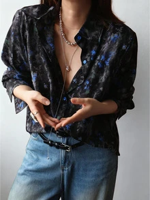 女士长袖衬衫，通体抽象艺术印花图案，翻领设计，简约时尚，宽松百搭，休闲上衣，采用轻盈涤纶面料，速干，可机洗，适合春、夏、秋季日常穿着或旅行。 - 黑色 - 查看 2