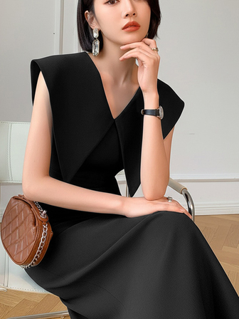 这款黑色赫本风格无袖娃娃领连衣裙散发着法式魅力，是一款新款修身中长款休闲女士连衣裙