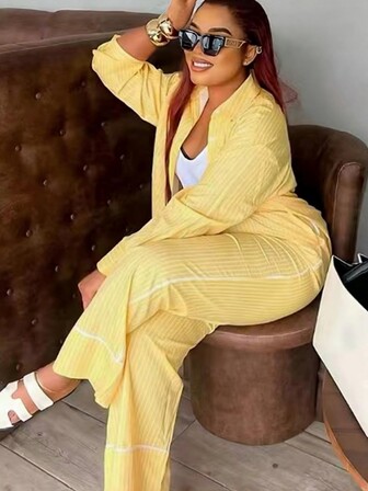 Plusstorlek kvinnors europeiska och amerikanska casual pendling randig ficklös skjorta + vida byxor tvådelat set, med vita fransar design på byxmanschetter och sidor, lämplig för moderiktig casual pendling, vardag och urban stil