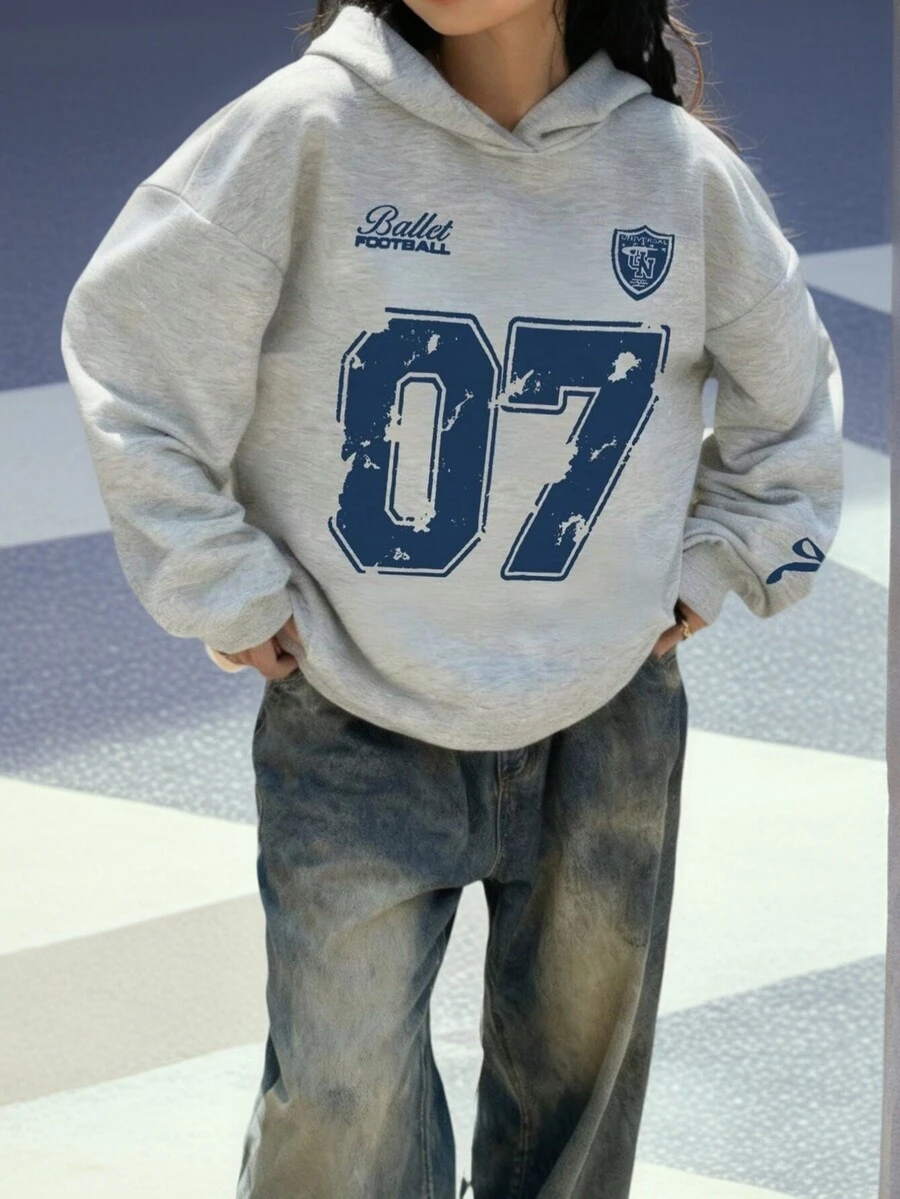 一件少女保暖内衬卫衣，印有07图案，适合年轻学生穿着，秋冬季长袖上衣