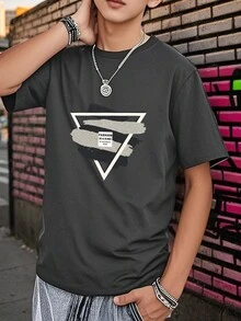 男童倒三角迷彩字母印花圆领短袖T恤，新款夏季休闲上衣，帅气男童T恤 - 深灰色 - 查看 3