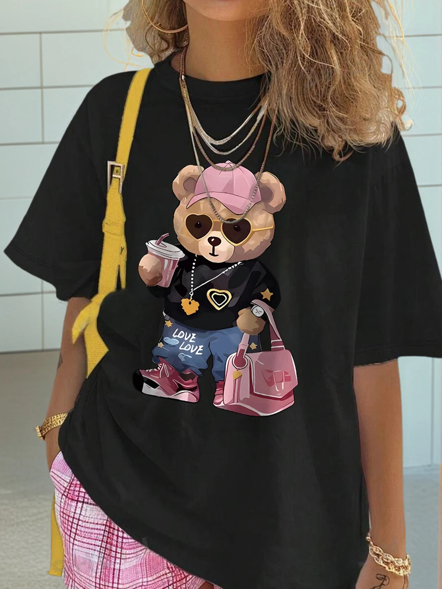 Camiseta de manga corta con cuello redondo y estampado casual, adecuada para niñas y niños. Los patrones de bolso de mano y oso de peluche inspiran la imaginación y la autoexpresión. Ropa de verano para estudiantes y niños. - Negro - Ver 1