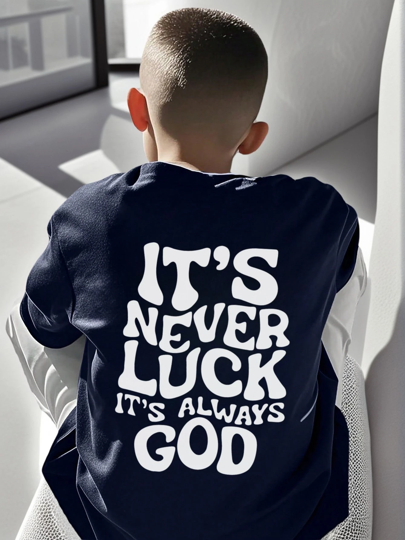 1 chiếc áo thun ngắn tay cổ tròn in hình thiên nhiên phong cách thường ngày cho bé trai tuổi teen, áo thun mùa hè dành cho học sinh - Thiết kế chữ "Không phải do may mắn, mà là do Chúa"