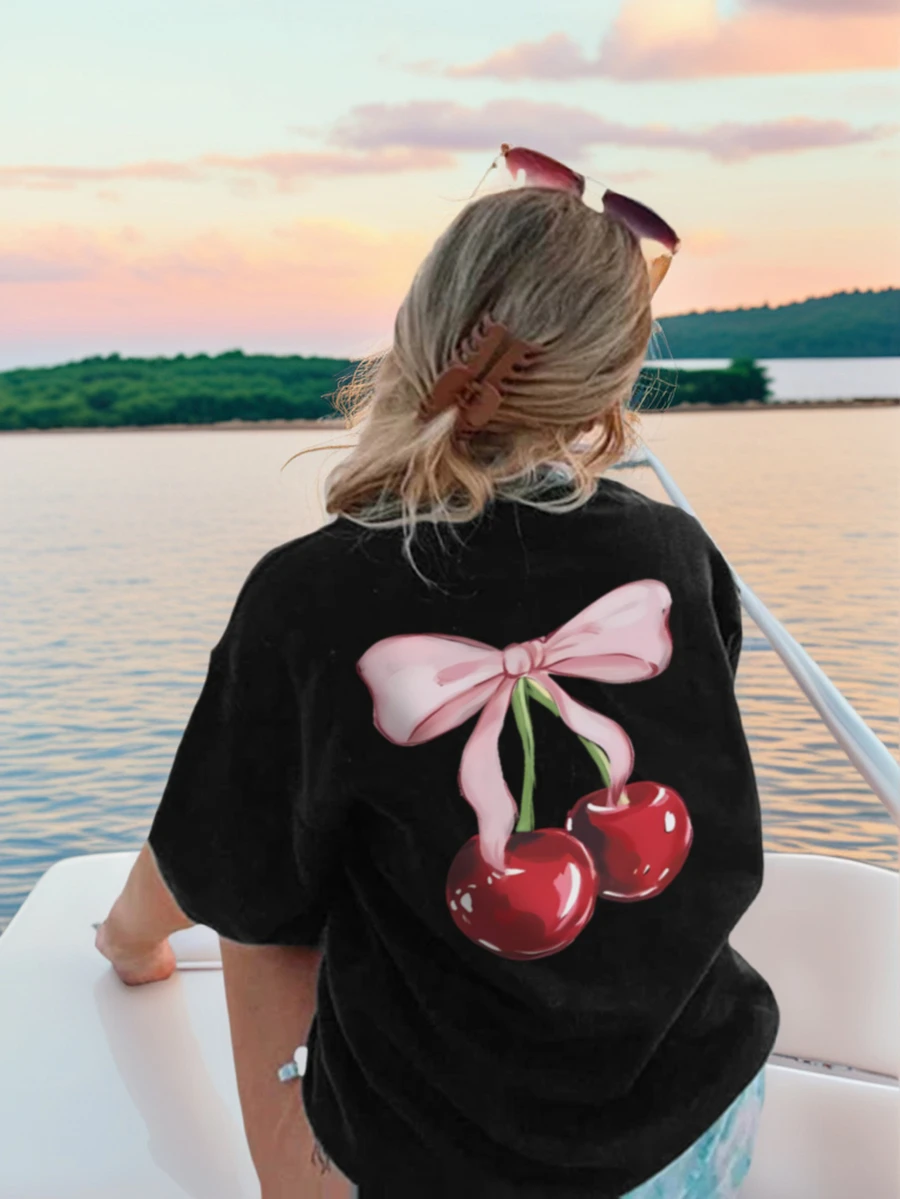 一套女童樱桃蝴蝶结图案圆领短袖T恤和休闲连衣裙，非常适合学生和青少年女孩夏季穿着。