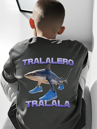 1 st. pojk-t-shirt med rund hals och cool grafiskt tryck, lös passform, streetwear-topp för studenter, höst, ung svart silhuett, hårdesign