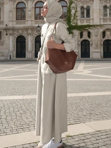 两件套女士优雅休闲简约套装，衬衫领上衣搭配长裙，情人节女士休闲套装，卷边袖口开衩设计，适合通勤和日常穿着。 - 卡其色 - 查看 6