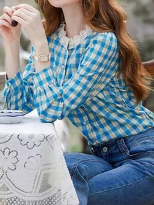 Camisa de mujer con mangas largas y recogidas, botones delanteros, con inserto de encaje y estampado a cuadros - Azul - Ver 1