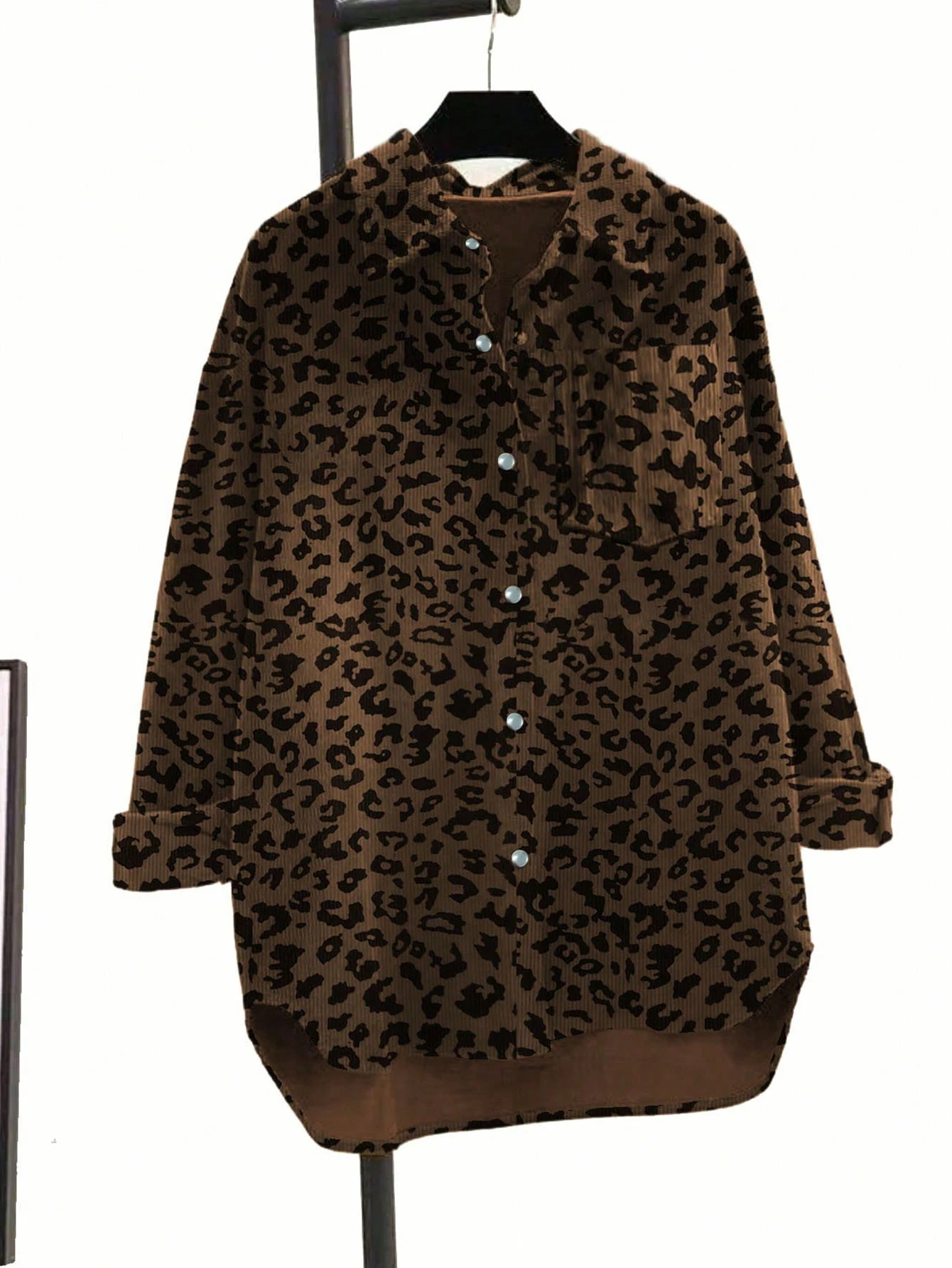Áo kiểu nữ cỡ lớn, phong cách thường ngày, họa tiết da báo, cài cúc phía trước, có túi, tay dài, cổ bẻ, thích hợp cho mặc hàng ngày và đi nghỉ mát mùa xuân. - màu nâu - Xem 1