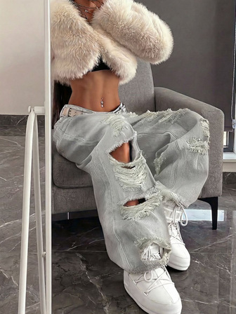 带拉链口袋和破洞细节的纯色休闲牛仔裤