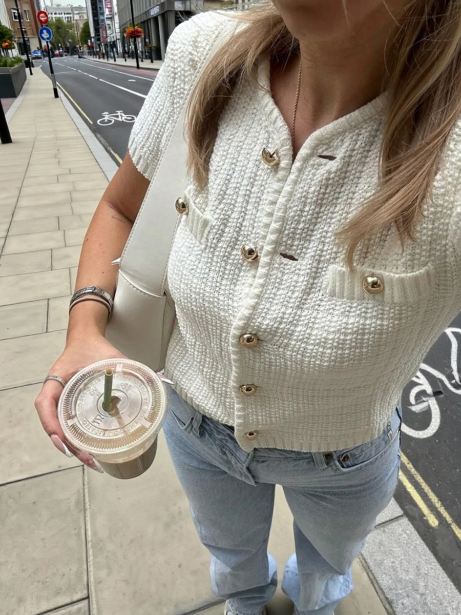 Áo khoác cardigan dệt kim tay ngắn cổ tròn cài kim loại màu trơn mới cho mùa Xuân/Hè của FOR BEAUTY, phong cách tối giản thanh lịch, thường ngày, đường phố, áo len trắng nhẹ, áo cardigan tay ngắn thời trang phù hợp cho đi làm, hẹn hò, kỳ nghỉ và thư giãn.