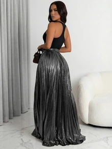 Falda plisada con abertura alta y acabado metálico, apropiada para fiestas en verano