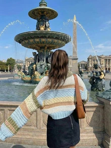 Áo len nữ Gemma kẻ sọc nhiều màu sắc, tay phồng, cổ tròn, dáng rộng thoải mái, mềm mại, tinh tế, chất liệu dệt kim màu macaron, mang đến cảm giác ấm áp, phong cách ngọt ngào và dịu dàng, phù hợp cho các dịp thường nhật, tiệc trà chiều, lễ hội âm nhạc. - Nhiều màu - Xem 2