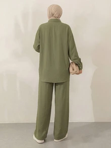 女士休闲套装，简约优雅风格，包括一件翻领纽扣衬衫和一条阔腿裤，采用无弹力面料制成，带有口袋和褶裥细节。