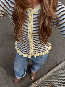 Áo khoác cardigan dệt kim tay dài cổ tròn cài nút SEREN mùa xuân mới, kẻ sọc tương phản, thanh lịch, dáng ôm, màu đen, viền bèo nhún, thích hợp cho các buổi đi chơi, phong cách đường phố cổ điển. Trang phục mùa xuân, mặc được cả bốn mùa, áo khoác cardigan nữ, trang phục thường ngày, phong cách BohoEase. - Vàng nhạt - Xem 1