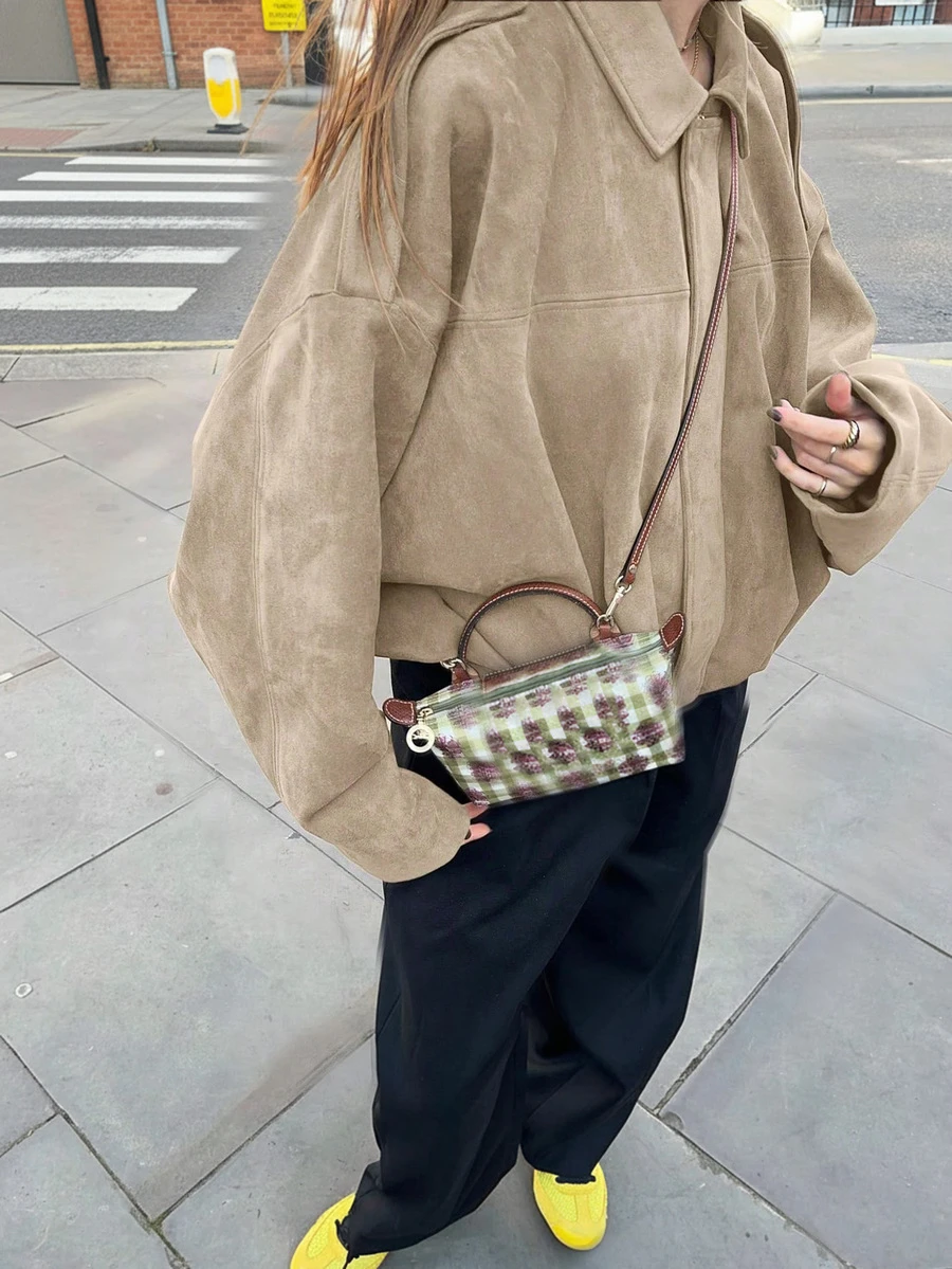 女士常规款仿麂皮长袖单排扣宽松休闲外套，适合春季穿着；女士口袋金属纽扣短款军绿色外套，适合春秋季穿着。