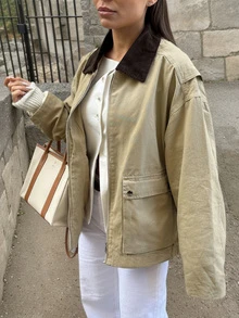 Áo khoác phồng nữ Omen Fashion cổ nhung kẻ, chất liệu cotton, kiểu dáng thường ngày, phối màu tương phản, tay dài, cổ bẻ, có túi. - Màu Khaki - Xem 2