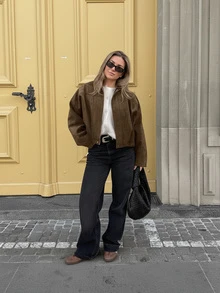 女士常规款仿麂皮长袖单排扣宽松休闲外套，适合春季穿着；女士口袋金属纽扣短款军绿色外套，适合春秋季穿着。