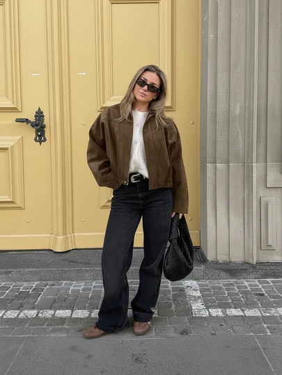 女式常规仿麂皮长袖单排扣宽松休闲夹克，春季女士口袋金属纽扣短款军棕色夹克，适合春秋季