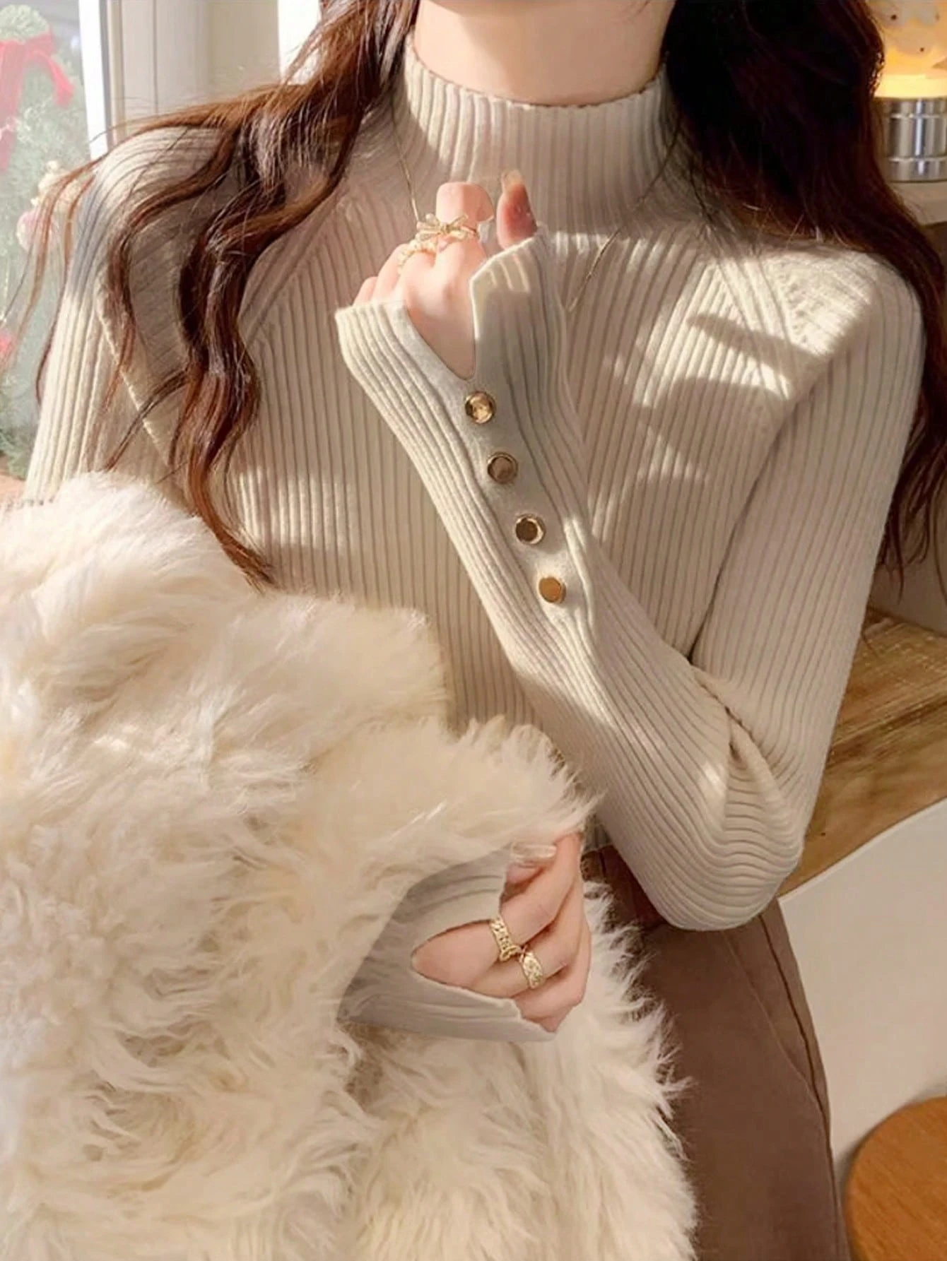 Jersey de cuello alto color caqui para mujer, suéter de punto con decoración de botones de metal, suéter de capa cálido para ir al trabajo y uso diario, otoño/invierno - Caqui - Ver 1