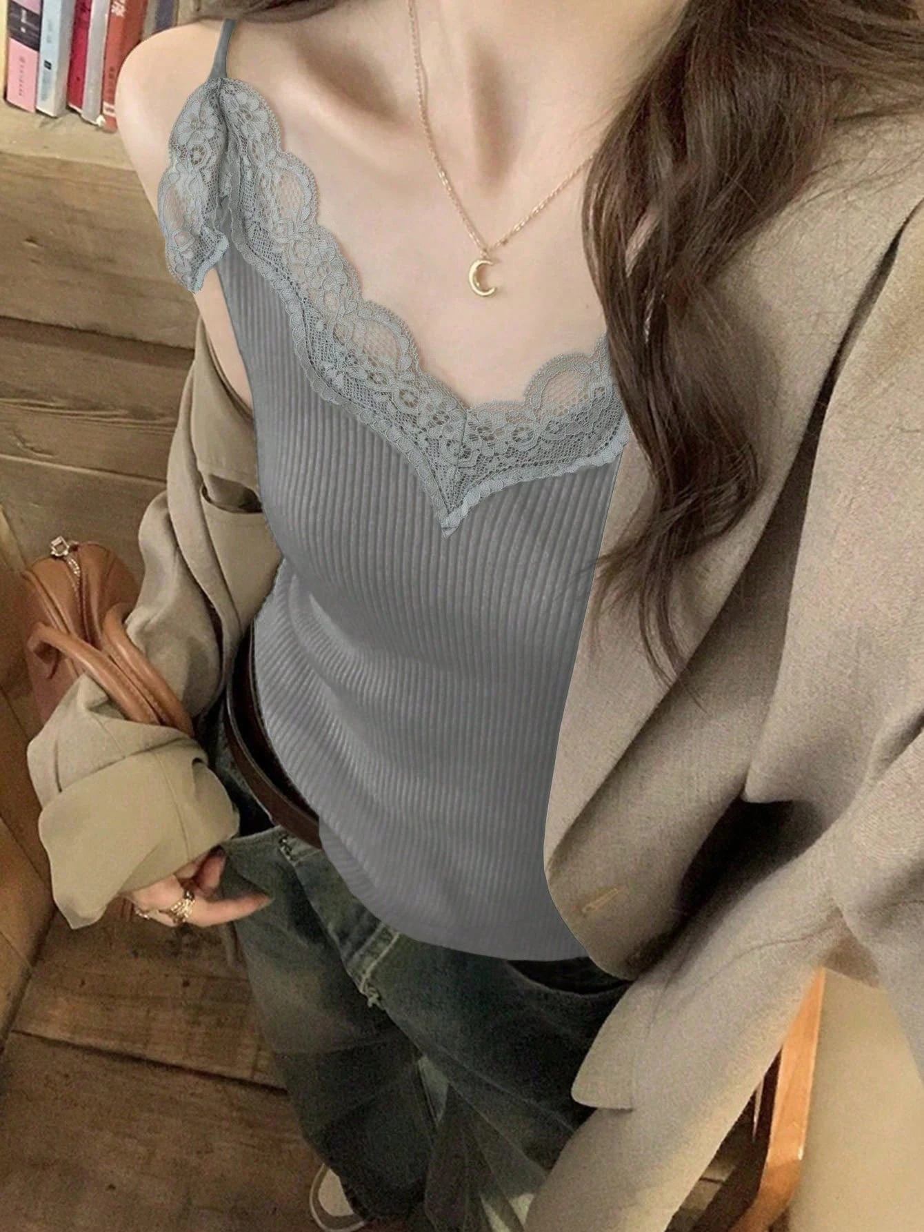 女士蕾丝吊带背心,V领蕾丝拼接针织上衣,适合返校季休闲夏季穿着 - 灰色 - 查看 1